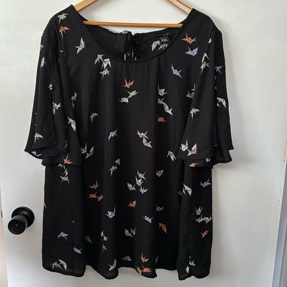 Women’s 2x Torrid blouse with origami cranes, flowy open sleeve and tie back
